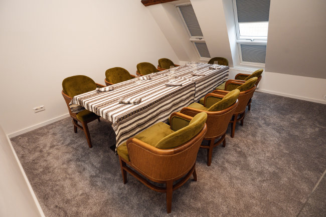 Tisch mit Stuhlen für die Kinderfeier