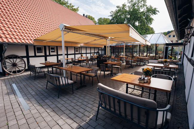 Aussenbereich mit vielen Sitz Möglichkeiten für Gäste