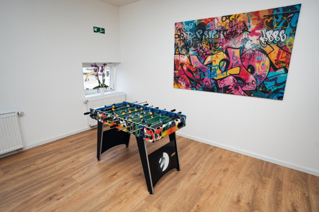 Kicker Bereich und Bild an der Wand