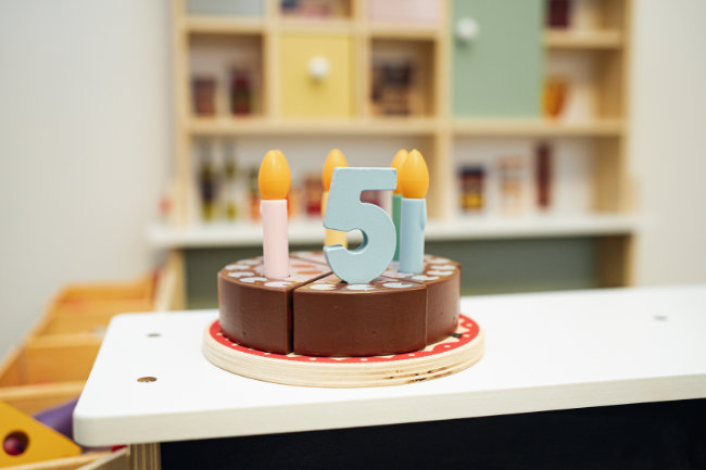 Kuchen mit Kerzen auf dem Tisch