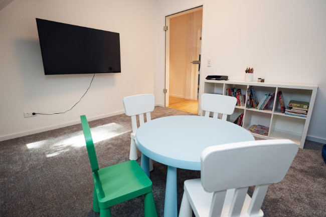 Fernseher und Tisch mit Stuhlen für Kleine Kinder