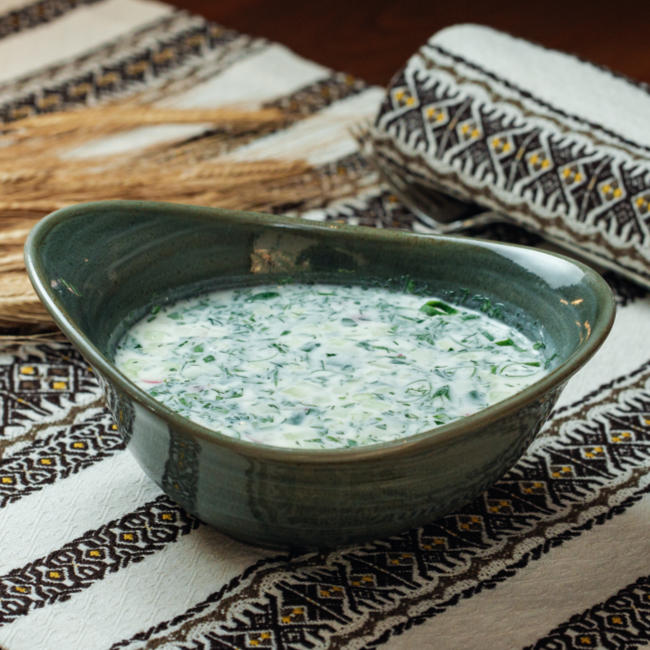 Okroschka – Kalte Sommersuppe mit Gemüse, Kräutern und Kwas oder Kefir